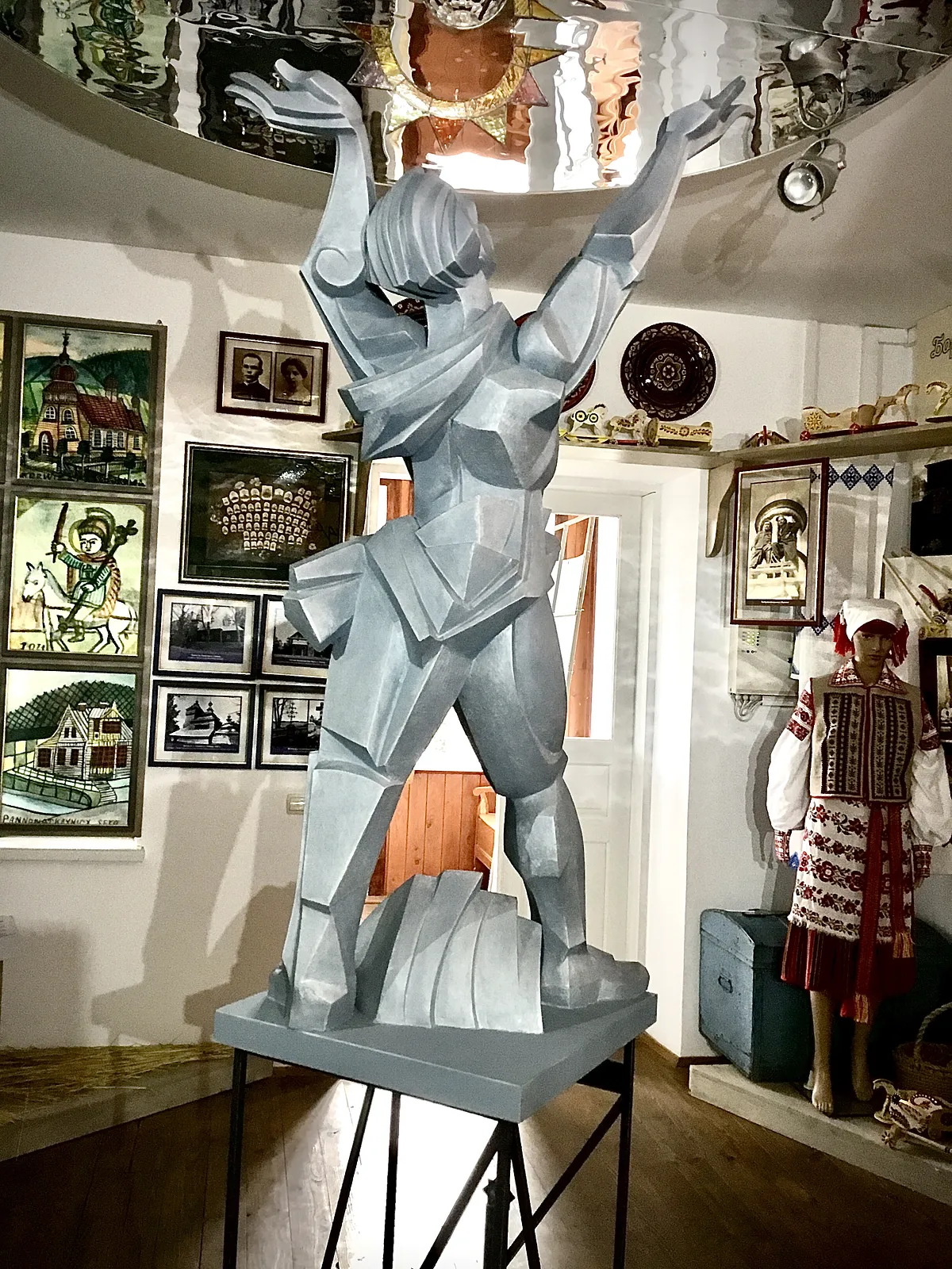 Obraz Allegoryczna postać postaci BOGDANA IGORA ANTONICZA autorstwa Roman Kykta, rozmiar: 1480/800/500 мм, wykonany z Gips odcieniony, medium Rzeźba Wystawa plastyczna, z Muzeum-dworek Antoniczów w miejscowości Bortiatyn, obwód lwowski. Zdjęcie 6 z 7.