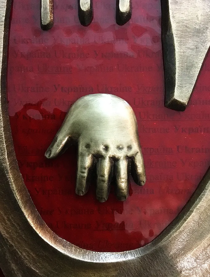 Image of TO BE ABLE TO LIVE by Roman Kykta, size: 240/330 мм, made of Bronze, glass, Sculpture Exhibition plastic arts medium Photo 1 of 3.