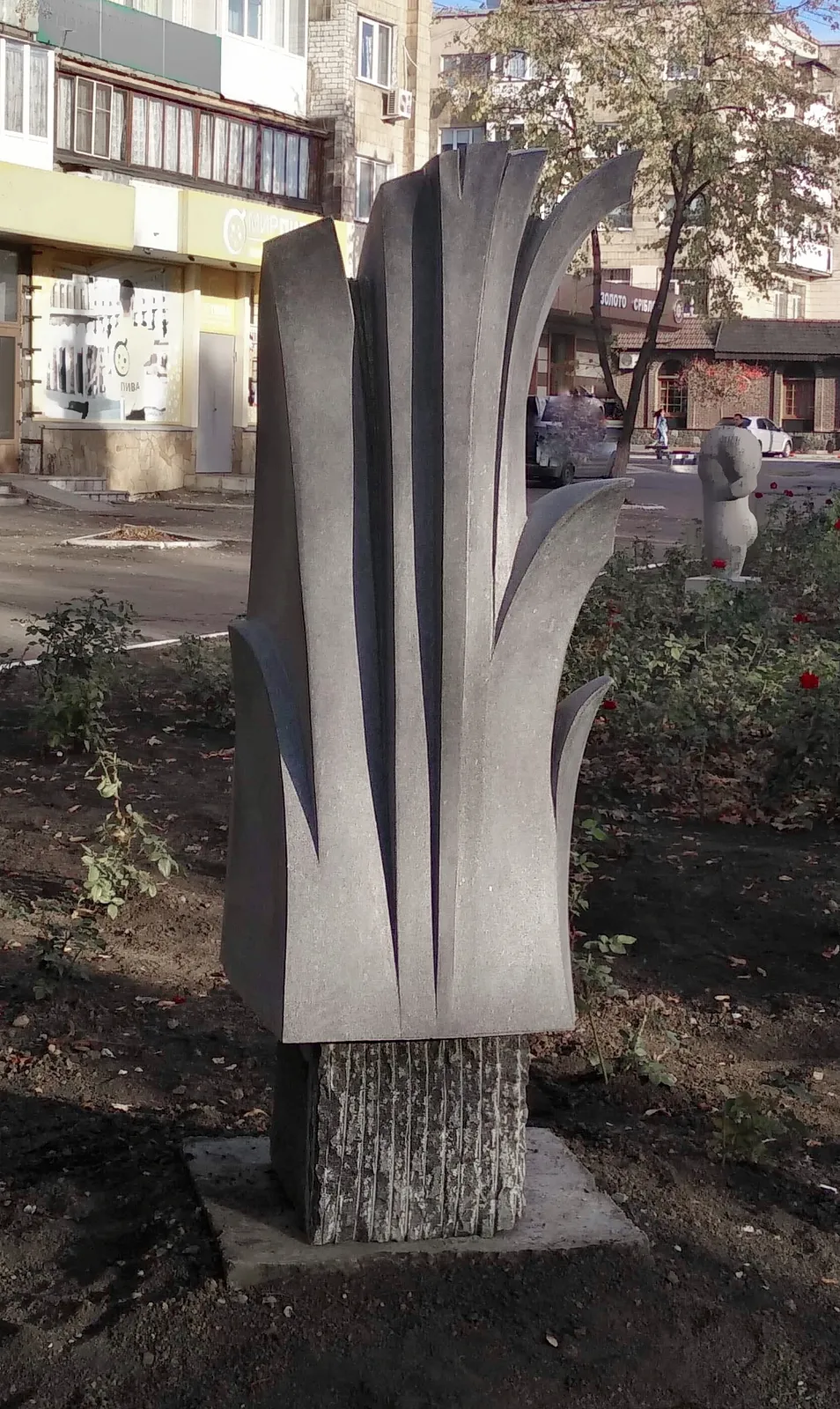 Зображення "РИТМИ ЗМІН" від Роман Кикта, розмір: 1850/900/800 мм, матеріали: Габро, медіум: Скульптура Симпозіуми, місто: м. Покровськ, Донецька обл. Фото 3 з 5.