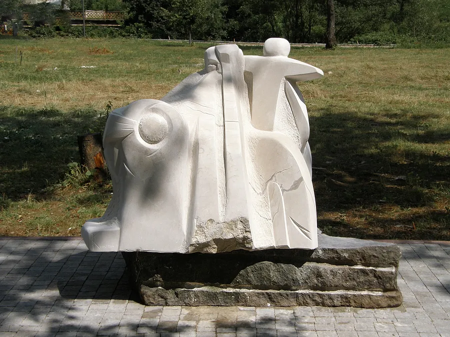 Зображення "АЛЕГОРІЯ МІСТА ХУСТ" від Роман Кикта, розмір: 1500/1500/1000 мм, матеріали: Мармуровидний травертин, медіум: Скульптура Симпозіуми, місто: м. Хуст, Закарпатська обл.  Фото 1 з 2.