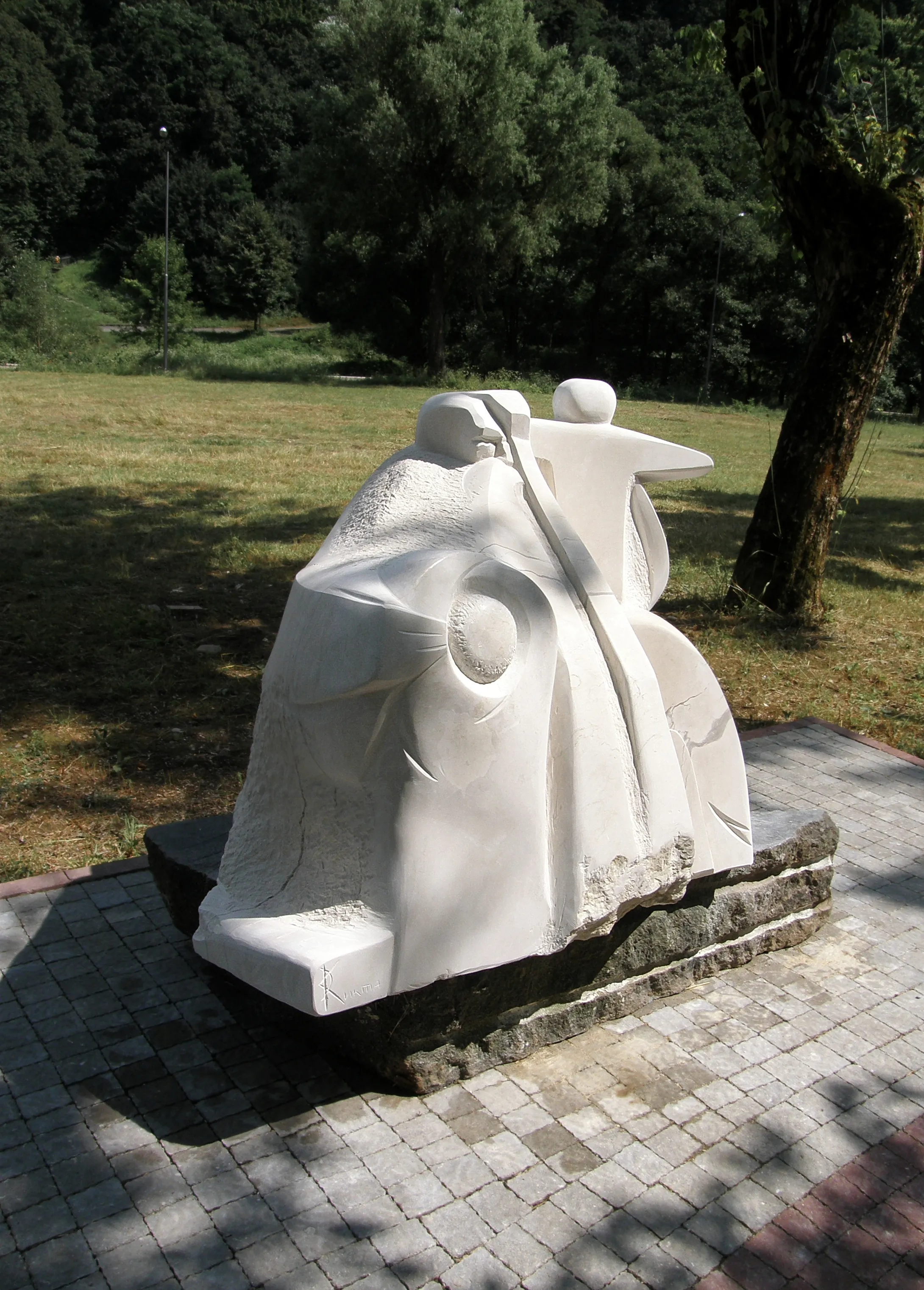 Obraz ALLEGORIA MIASTA CHUST autorstwa Roman Kykta, rozmiar: 1500/1500/1000 мм, wykonany z Marmurowy trywertyn, medium Rzeźba Sympozjum, z miasto Chust, obwód zakarpacki. Zdjęcie 2 z 3.