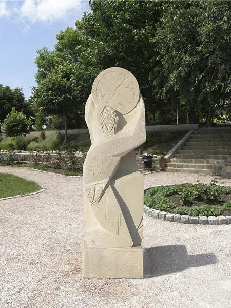 Зображення "ДРЕВНІЙ РИТУАЛ" від Роман Кикта, розмір: 1900/600/350 мм , матеріали: Вапняк, медіум: Скульптура Симпозіуми, місто: м. Приморське, Запорізька обл. Фото 2 з 6.