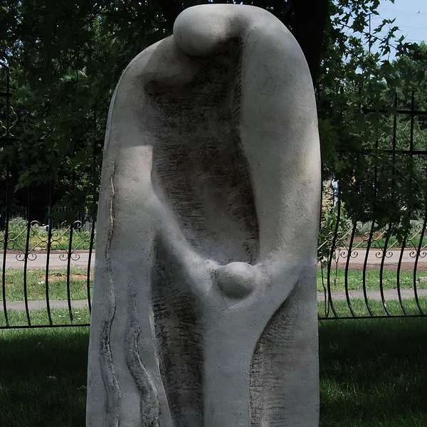 Зображення "СІМ'Я" від Роман Кикта, розмір: 1500/800/400 мм, матеріали: Кераміка шамот, медіум: Скульптура Симпозіуми, місто: Школа-інтернат, с. Білозірка, Запорізька обл.