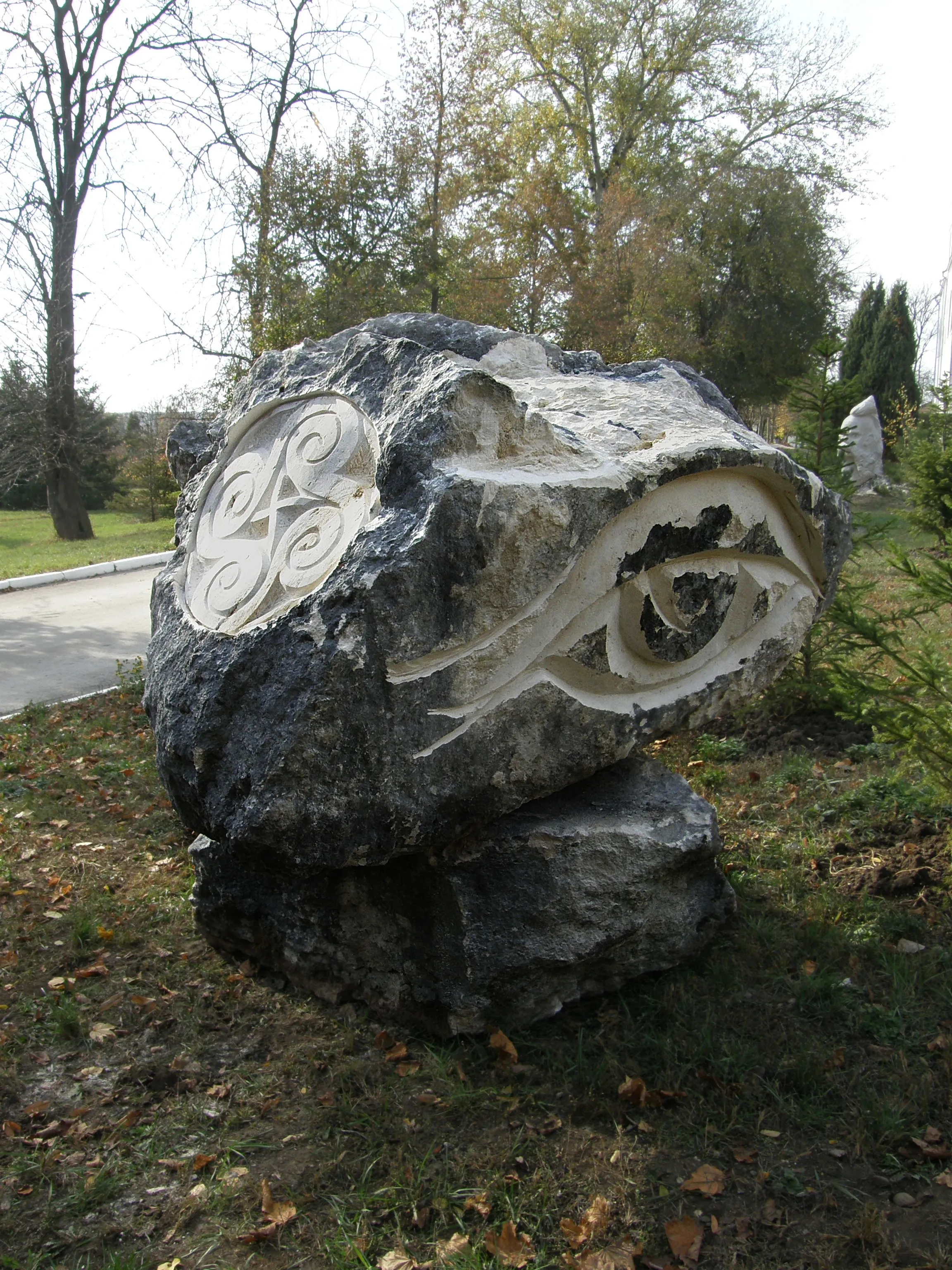 Image of I KNOW... by Roman Kykta, size: 1700/1500/1000 мм , made of Limestone, Sculpture Symposiums medium, from City of Kamenka, Transnistria Photo 2 of 3.