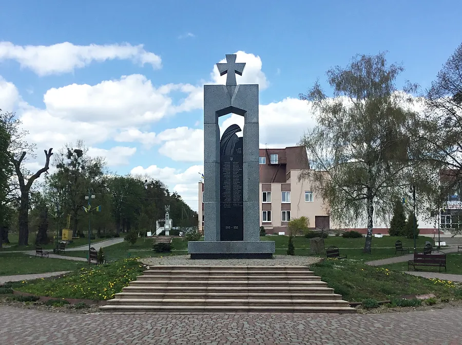 Зображення "Стела загиблим воїнам "БОРЦЯМ ЗА ВОЛЮ УКРАЇНИ"" від Роман Кикта, розмір: 6500/3000/2000 мм, матеріали: Камінь граніт, габро, медіум: Скульптура Пам'ятники , місто: с. Оброшино, Львівська обл.