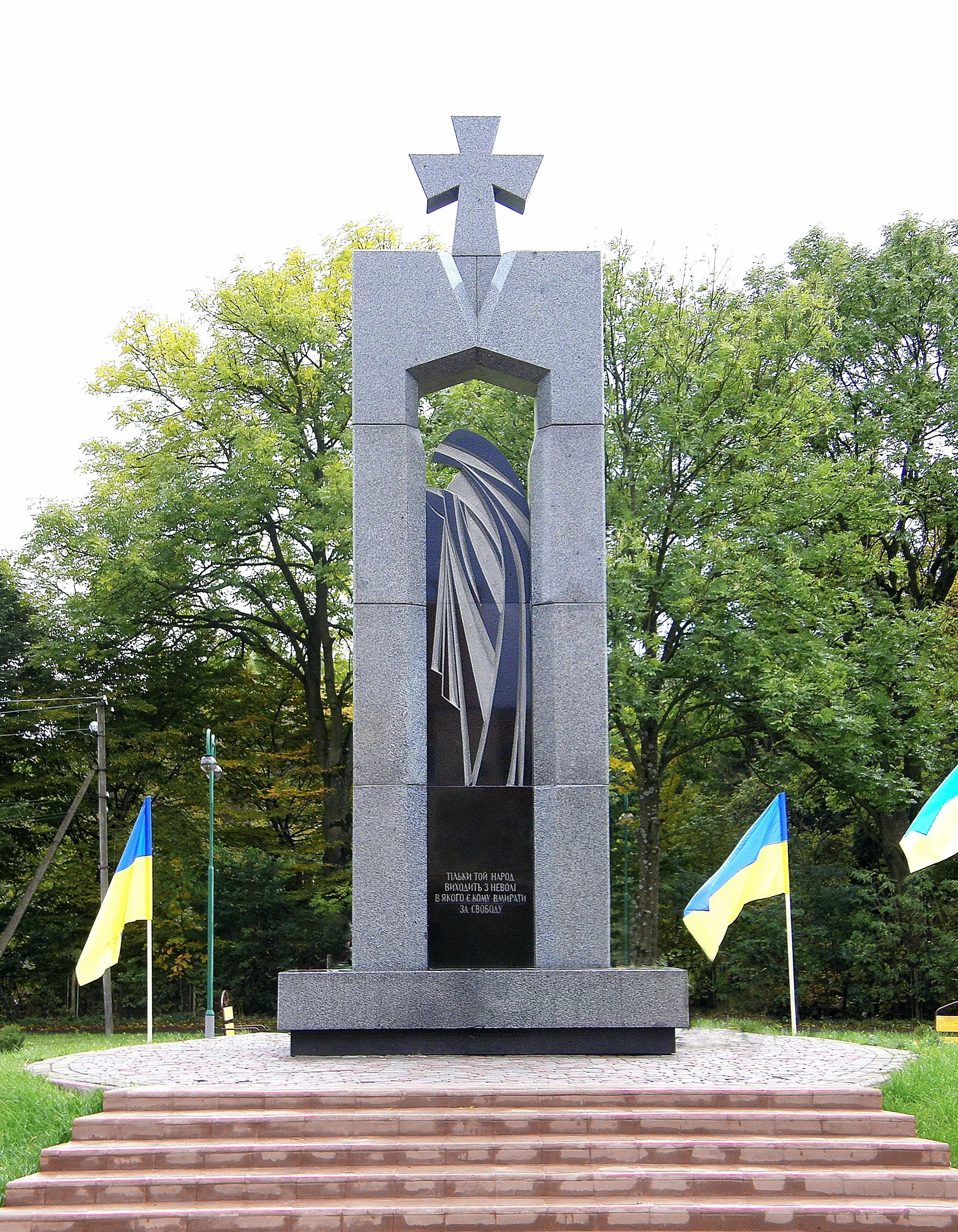 Зображення "Стела загиблим воїнам "БОРЦЯМ ЗА ВОЛЮ УКРАЇНИ"" від Роман Кикта, розмір: 6500/3000/2000 мм, матеріали: Камінь граніт, габро, медіум: Скульптура Пам'ятники , місто: с. Оброшино, Львівська обл. Фото 2 з 3.