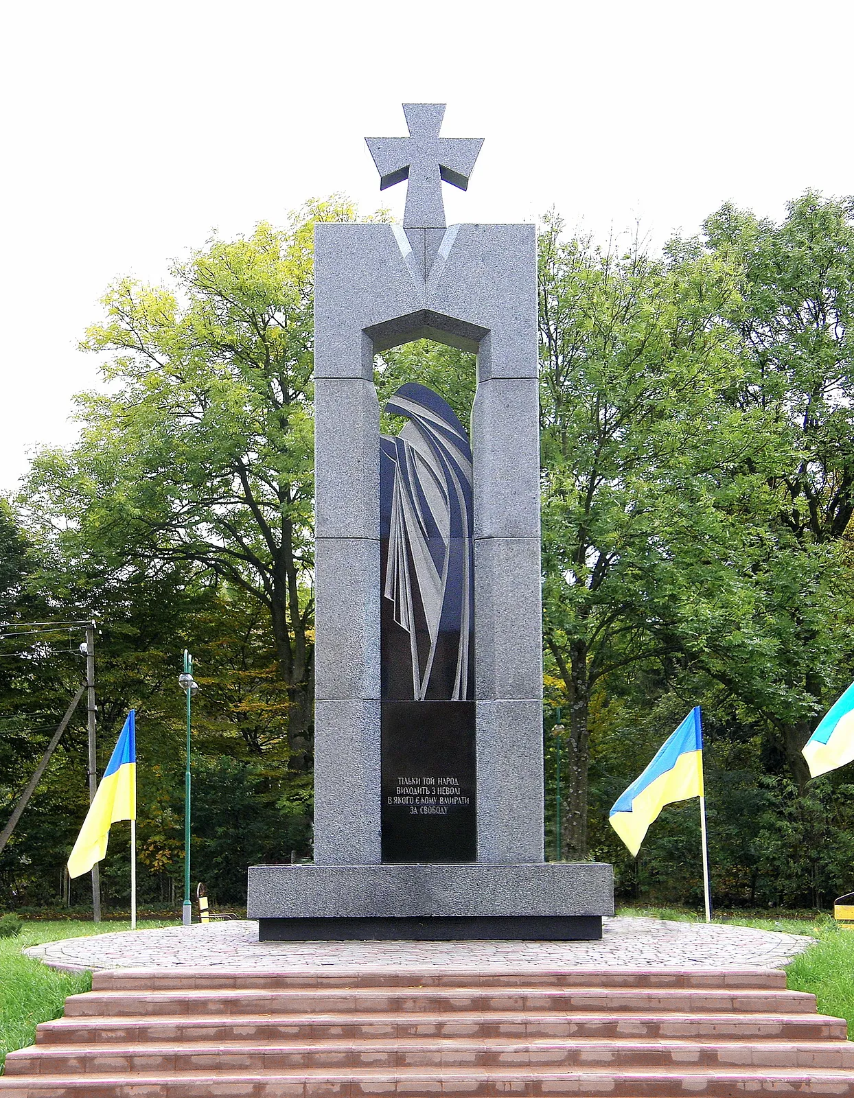 Зображення "Стела загиблим воїнам "БОРЦЯМ ЗА ВОЛЮ УКРАЇНИ"" від Роман Кикта, розмір: 6500/3000/2000 мм, матеріали: Камінь граніт, габро, медіум: Скульптура Пам'ятники , місто: с. Оброшино, Львівська обл. Фото 2 з 3.