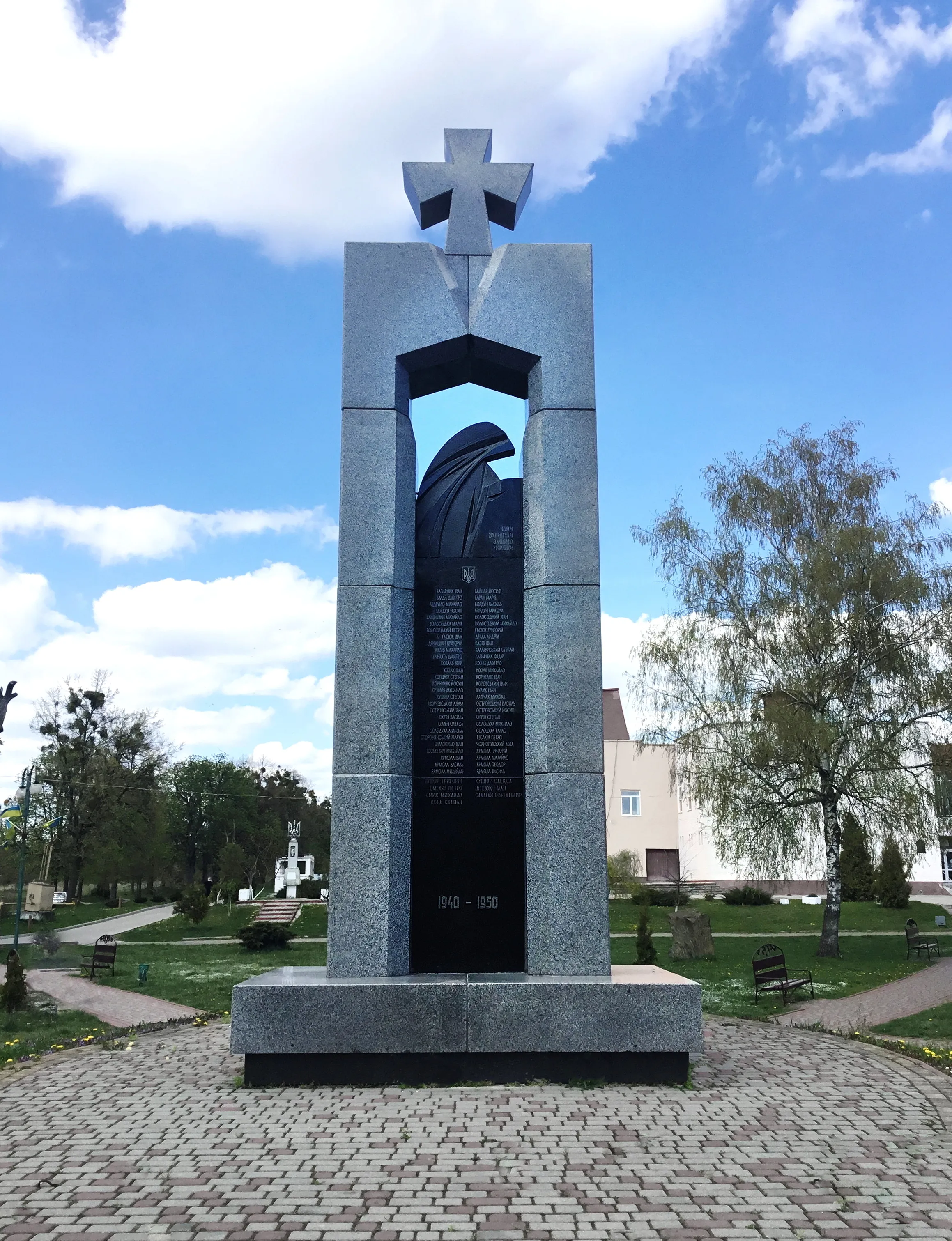 Зображення "Стела загиблим воїнам "БОРЦЯМ ЗА ВОЛЮ УКРАЇНИ"" від Роман Кикта, розмір: 6500/3000/2000 мм, матеріали: Камінь граніт, габро, медіум: Скульптура Пам'ятники , місто: с. Оброшино, Львівська обл. Фото 3 з 3.