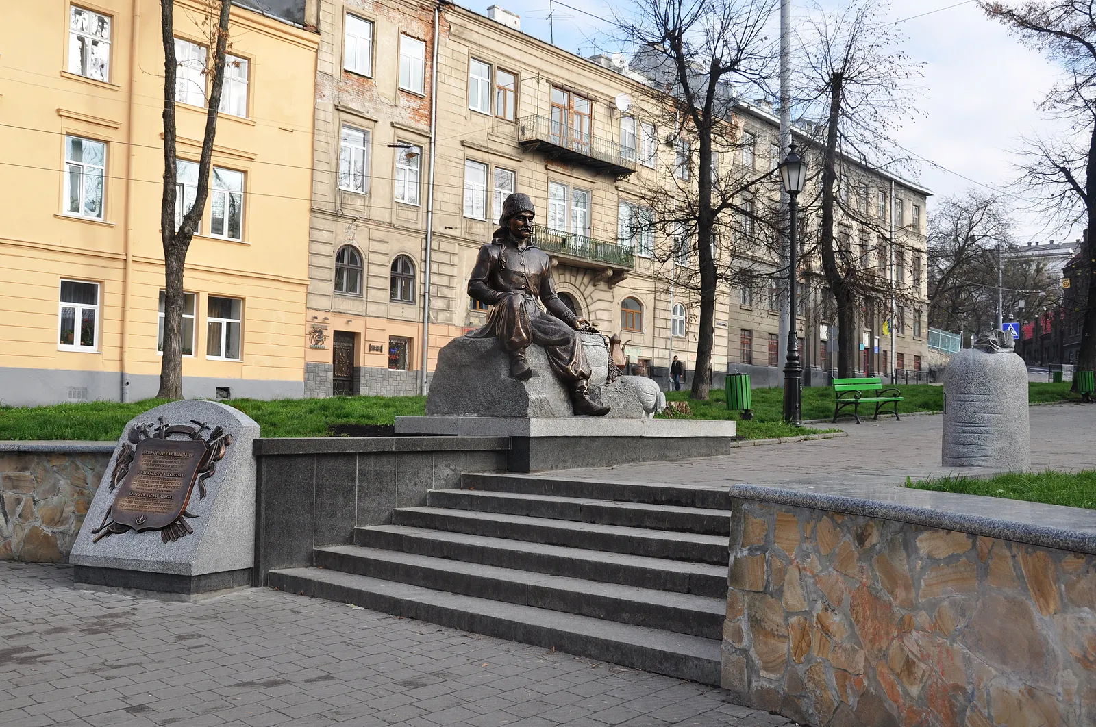 Зображення "Пам’ятник "ЮРІЮ-ФРАНЦУ КУЛЬЧИЦЬКОМУ"" від Роман Кикта, матеріали: Бронза, габро, медіум: Скульптура Пам'ятники , місто: пл. Данила Галицького, м. Львів Фото 1 з 6.