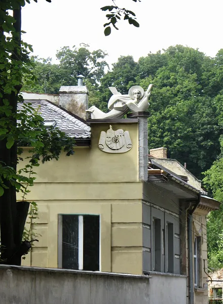 Obraz Rzeźbiarska kompozycja talizmanu rodowego i herbu "ANIOŁ" autorstwa Roman Kykta, rozmiar: 2100/900/400 мм, 1000/900/200 мм, wykonany z Marmurowy detale, wapień, medium Rzeźba Pomniki, z miasto Lwów, ul. Zamkowa 4b Zdjęcie 2 z 5.