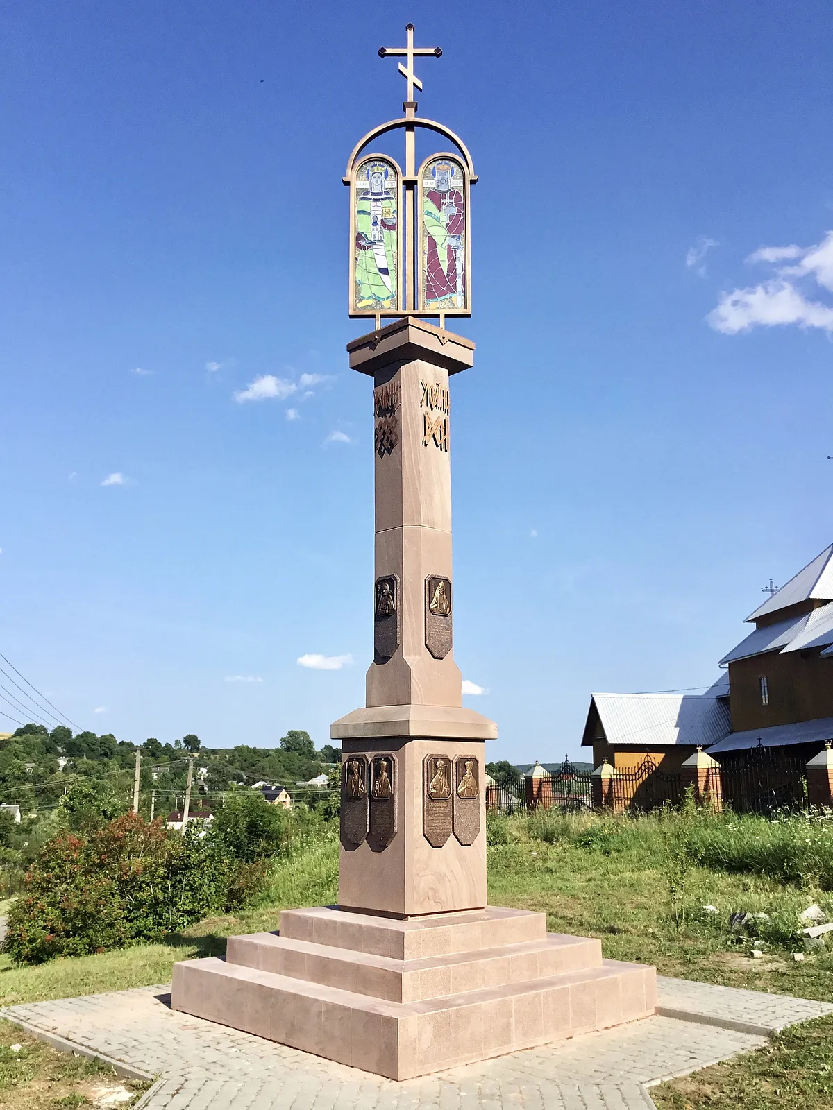Зображення "Пам’ятний знак про надання Томосу автокефалії Православній Церкві України" від Роман Кикта, розмір: 8000/2700/2700 мм, матеріали: Пісковик, граніт, метал, скло, полістоун тонований, медіум: Скульптура Пам'ятники , місто: с. Віжомля, Львівська обл., Яворівський р-н. Фото 1 з 9.