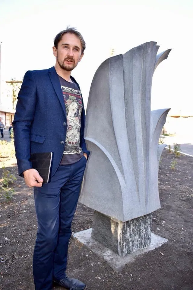 Image of RHYTHMS OF CHANGE  by Roman Kykta, size: 1850/900/800 мм, made of Gabbro, Sculpture Symposiums medium, from Pokrovsk, Donetsk region. Photo 5 of 5.