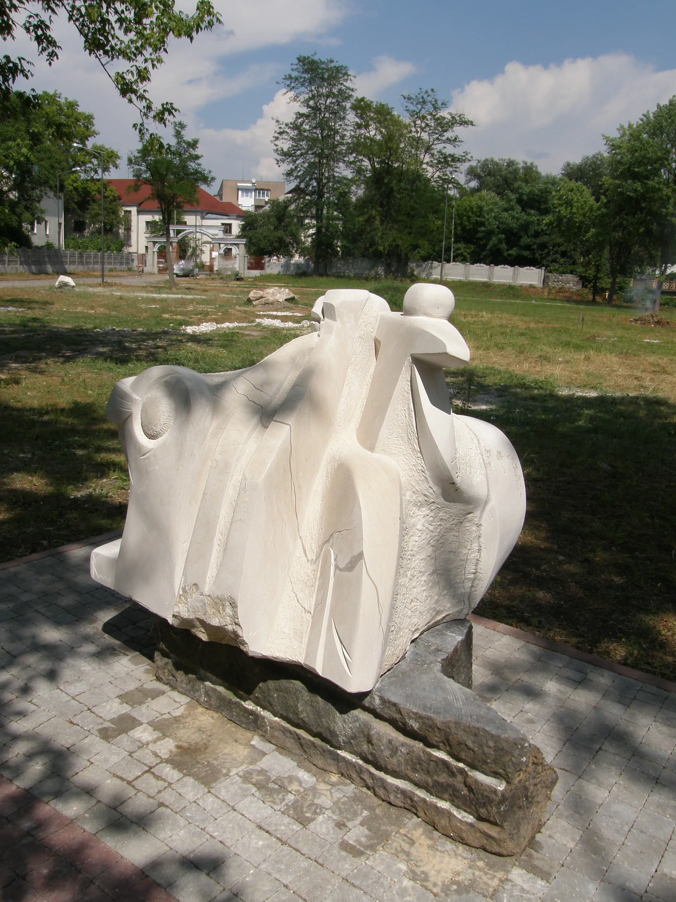 Obraz ALLEGORIA MIASTA CHUST autorstwa Roman Kykta, rozmiar: 1500/1500/1000 мм, wykonany z Marmurowy trywertyn, medium Rzeźba Sympozjum, z miasto Chust, obwód zakarpacki. Zdjęcie 3 z 3.