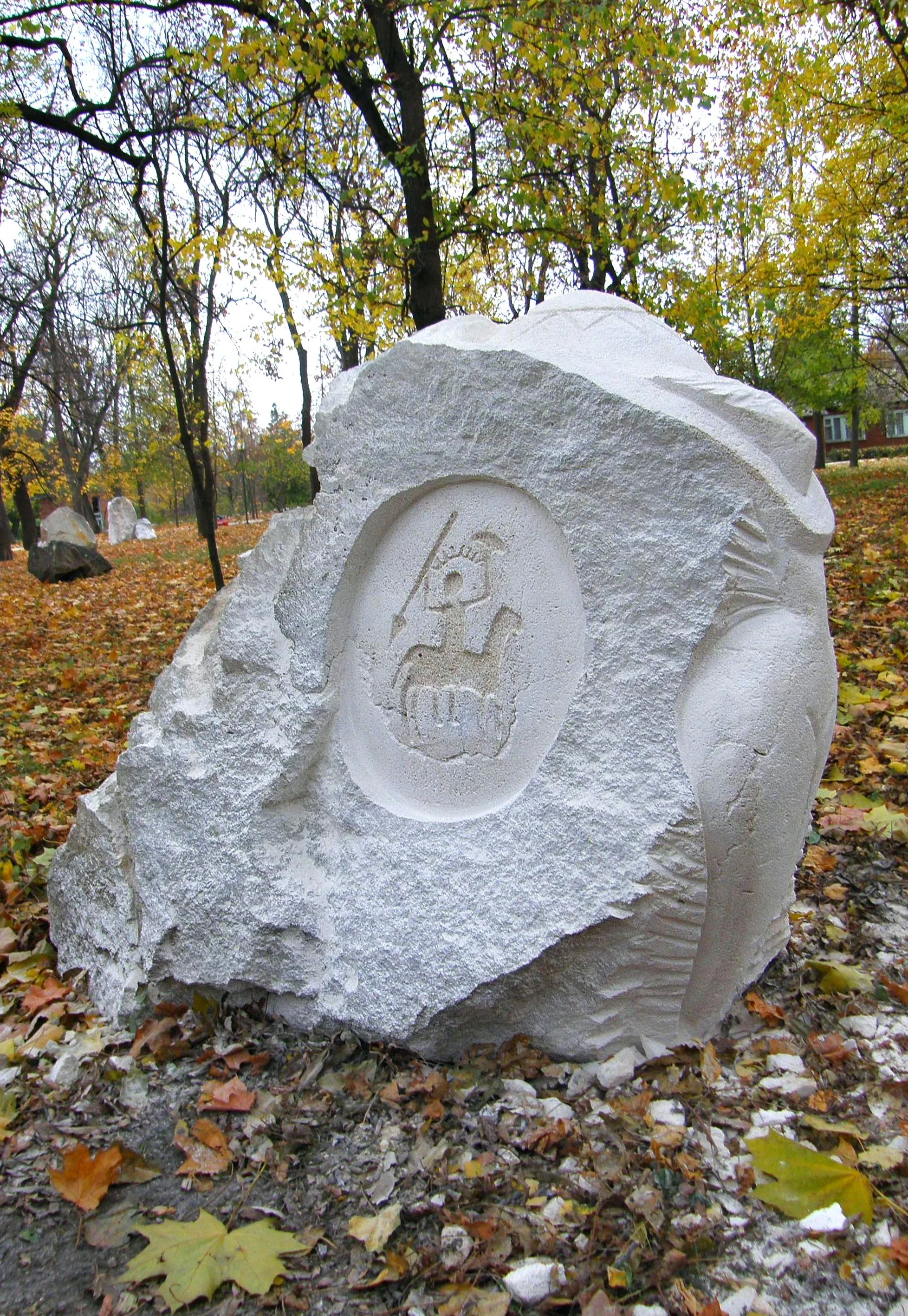 Зображення "ТРИПІЛЬСЬКА НІКА " від Роман Кикта, розмір: 1300/900/500 мм , матеріали: Вапняк, медіум: Скульптура Симпозіуми, місто: м. Каменка, Придністров’я Фото 2 з 3.