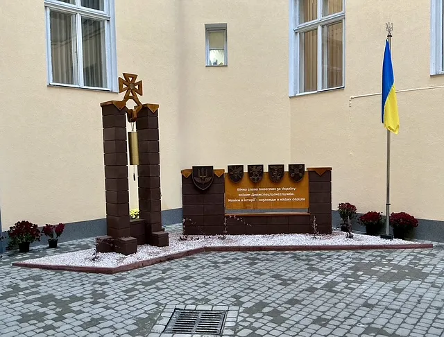Obraz Memoriał ku czci poległych żołnierzy Państwowej Specjalnej Służby Transportowej autorstwa Roman Kykta, wykonany z kamień sztuczny, stal Corten, medium Rzeźba Pomniki Zdjęcie 1 z 9.
