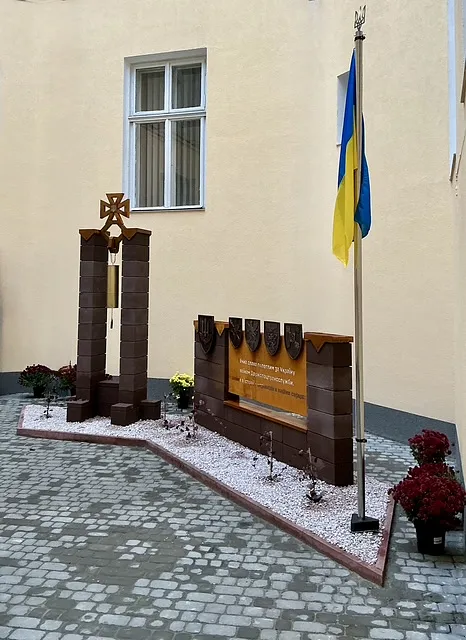 Зображення "Меморіал пам'яті полеглим воїнам Державної Спеціальної Служби Транспорту" від Роман Кикта, матеріали: Штучний камінь, кортен, медіум: Скульптура Пам'ятники , місто: Львів Фото 2 з 9.