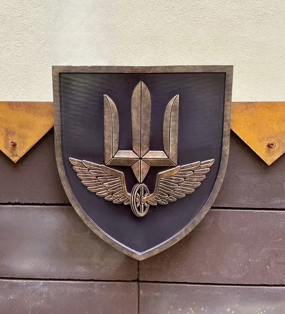 Зображення "Меморіал пам'яті полеглим воїнам Державної Спеціальної Служби Транспорту" від Роман Кикта, матеріали: Штучний камінь, кортен, медіум: Скульптура Пам'ятники , місто: Львів Фото 5 з 9.